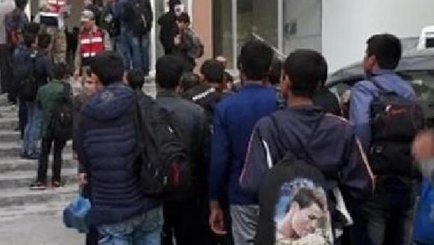 Amasya’da durdurulan otobüsten 82 kaçak çıktı