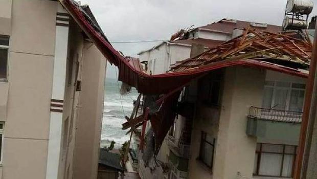 Samsunda şiddetli rüzgar, çatıları uçurdu
