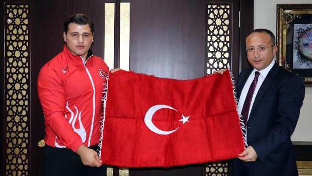 Vali Atikten şampiyon güreşçiye Türk Bayraklı dokuma halı