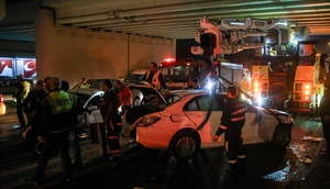 Son dakika: İstanbulu kilitleyen kaza: Araç metrobüs yoluna girdi