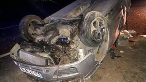 Otomobil beton aydınlatma direğini yıktı: 4 yaralı
