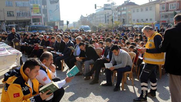 Tosya meydanında 600 kişi kitap okudu