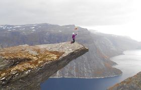 Emigrantė Orinta Norvegijoje ant Trolio liežuvio iškėlė trispalvę