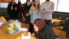 Üniversite öğrencilerinden Rahime teyzeye doğum günü sürprizi