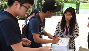Chinese students donate money for quake-affected Nepalese