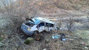 Köy minibüsü şarampole yuvarlandı: 2 ölü, 10 öğrenci yaralı