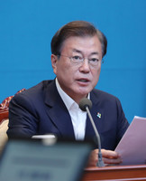 ８日、ソウルの大統領府で、首席補佐官会議に臨む韓国の文在寅大統領（ＥＰＡ時事）