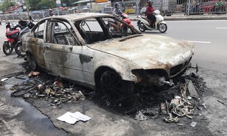 CLip: Xe sang cháy rụi trơ khung ở Sài Gòn, tài xế thoát chết