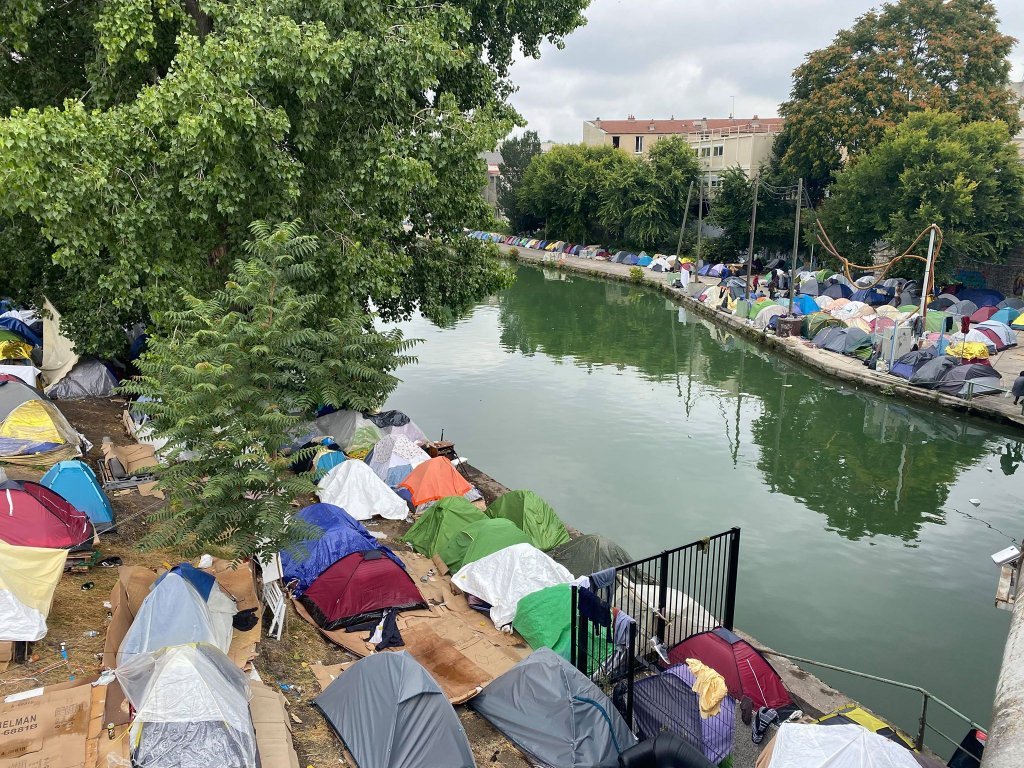 About 1,000 migrants currently live along the Saint-Denis Canal in Aubervilliers, near Paris. Credit: InfoMigrants