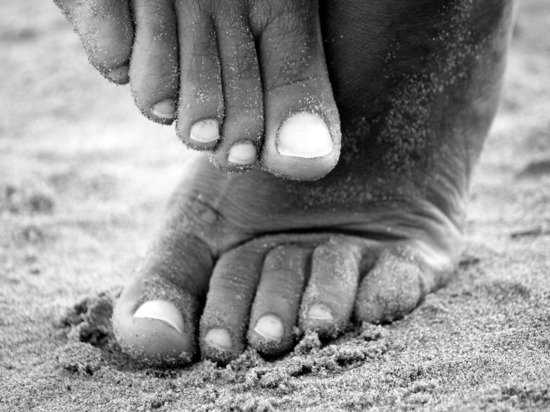 Пятна на пальцах ног или изменение цвета на некоторых участках нижних конечностей могут говорить о том, что в организме скопился зашкаливающий уровень холестерина