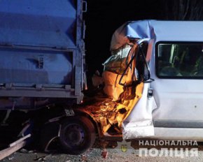 Микроавтобус влетел  в припаркованный грузовик: много погибших и искалеченных