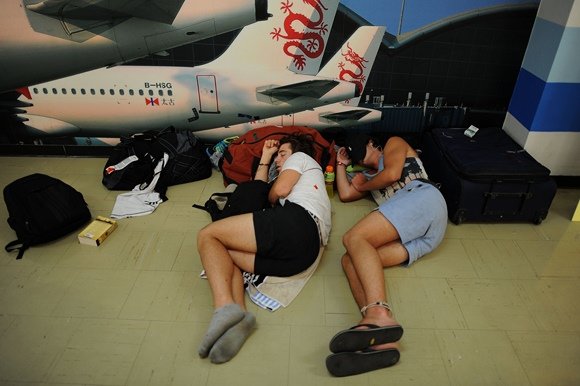 AFP/„Scanpix“ nuotr./Oro uoste miega įstrigę „Air Australia“ klientai 