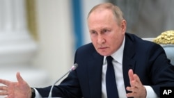 Russian President Vladimir Putin addresses the Duma on July 7.