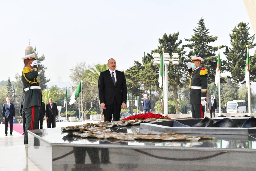 Ilham Aliyev visited Martyrs Memorial and National Museum of Moudjahid in capital city Algiers