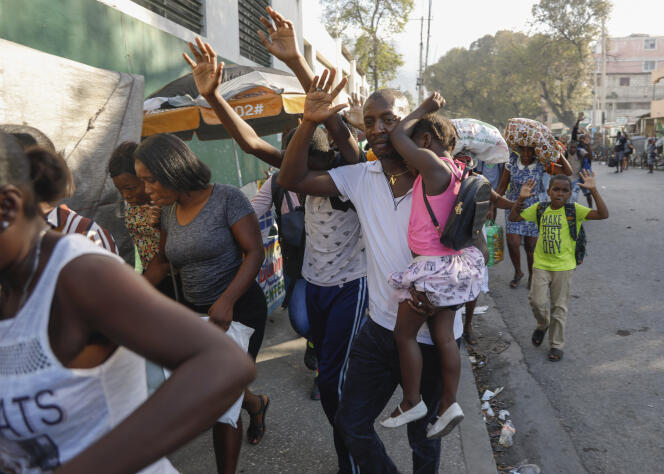 Des Haïtiens fuient les affrontements entre la police et les gangs, à Port-au-Prince, Haïti,  le 29 février. 