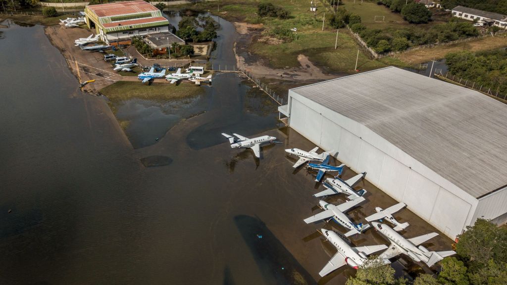 Veja novas imagens do aeroporto de Porto Alegre, fechado desde o início do mês