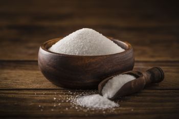 Esse é um tipo de adoçante natural comumente usado como substituto do açúcar, por ter menos calorias e menor índice glicêmico; no entanto, seu consumo em excesso pode trazer riscos