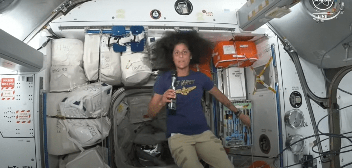 No vídeo Suni Williams faz um relato dos testes que os astronautas fizeram nos primeiros dias no espaço