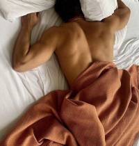 La postura para dormir con la que puedes ganar más músculo