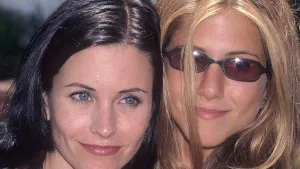 Jennifer Aniston Saluda A Courtney Cox En Su Cumpleanos