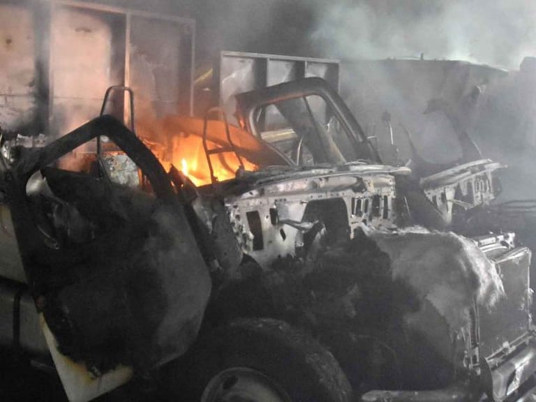 Ataque incendiario Villarrica afectó a empresa de áridos: Tres camiones y una retroexcavadora fueron quemados