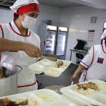 Junaeb confirma servicio de alimentos a estudiantes con clases suspendidas por sistema frontal