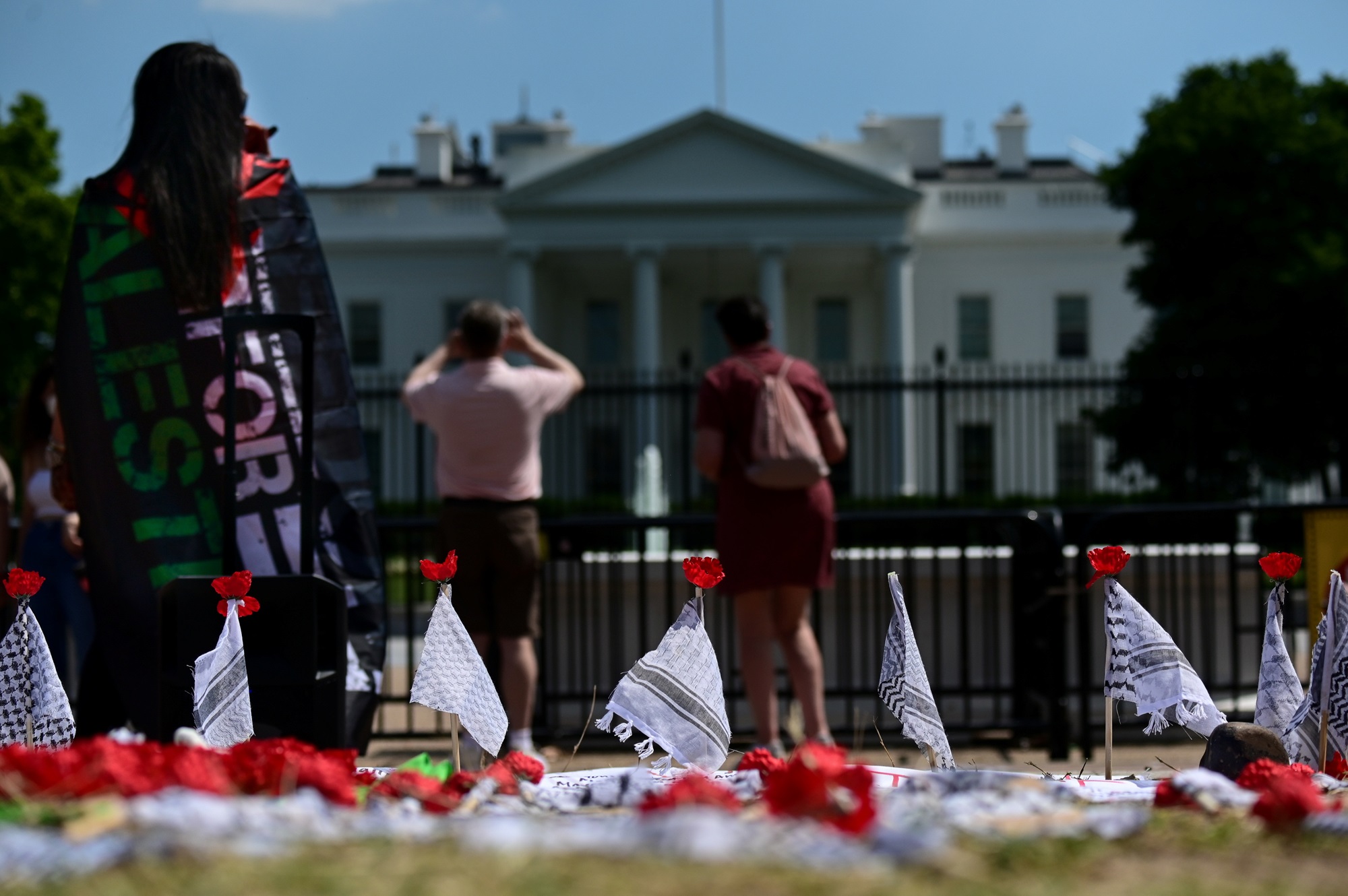نشطاء يدعمون الفلسطينيين خارج البيت الأبيض في واشنطن - رويترز