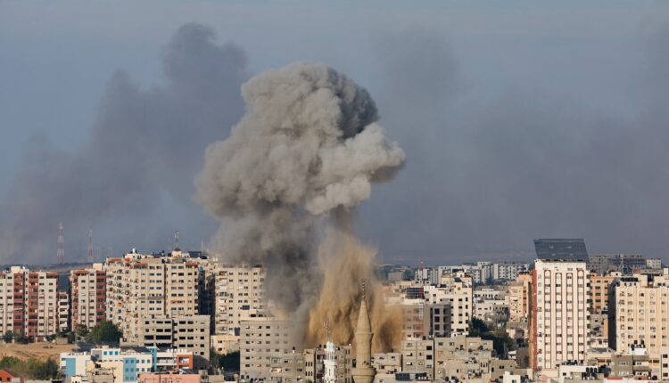 دخان يتصاعد بعد غارات إسرائيلية على قطاع غزة- رويترز.