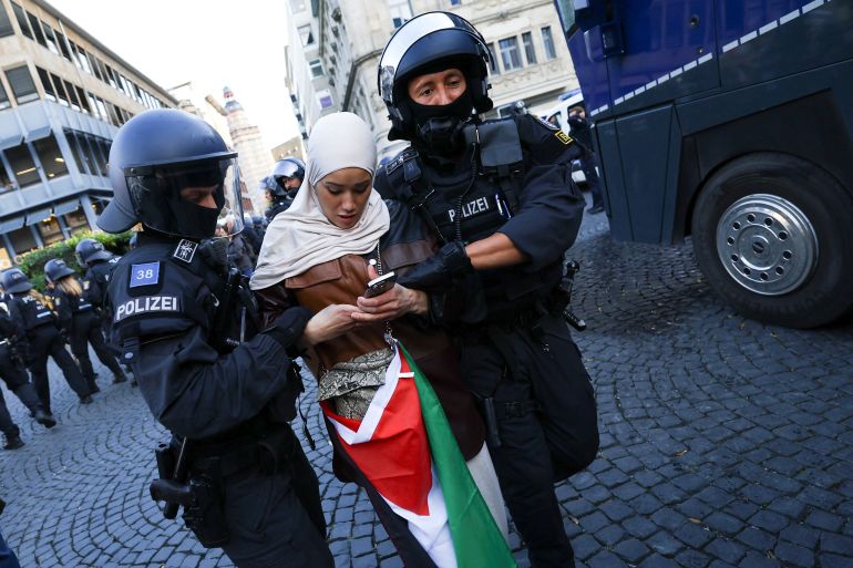 الشرطة الألمانية في فرانكفورت تعتقل متظاهرة رافضة للحرب الإسرائيلية على قطاع غزة (رويترز)