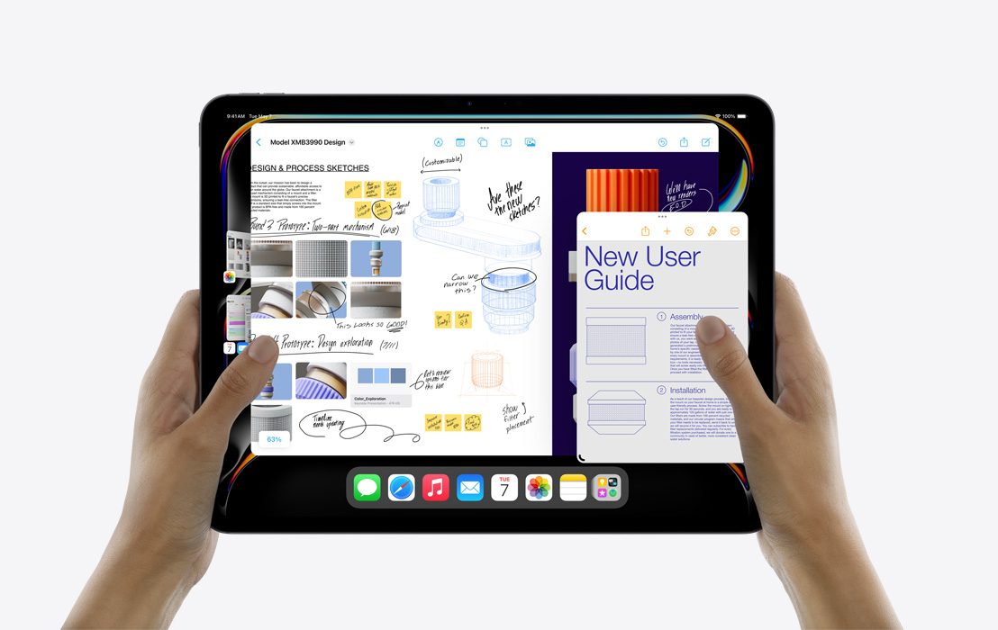 Ένα ζευγάρι χέρια που κρατούν ένα iPad Pro που δείχνει τη Διαχείριση προσκηνίου για πολυδιεργασία ανάμεσα στα apps Ημερολόγιο, Freeform, Mail, Pages και Φωτογραφίες.