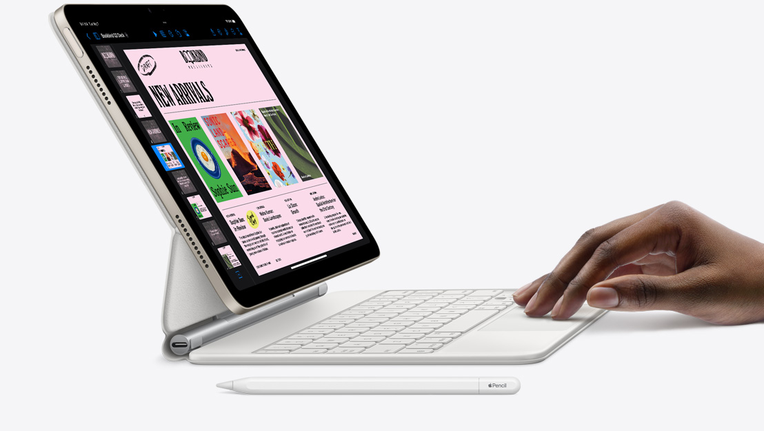 Πλαϊνή προβολή του iPad Air που δείχνει το app Keynote, συνδεδεμένο στο Magic Keyboard και με ένα χέρι πάνω στο trackpad και ένα Apple Pencil από δίπλα.