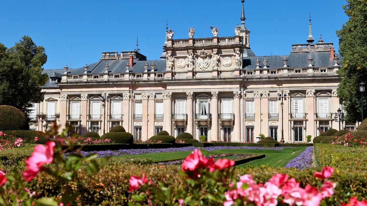 El Palacio Real de la Granja de San Ildefonso, conocido como el Versalles español, fue erigido por el capricho de un rey en Segovia.