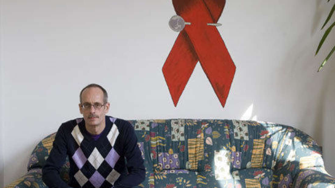 Burkhard Ruwe von der Aidshilfe Hanau klärt über HIV und Aids auf.