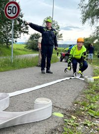 Český rekord v dálkovém vedení vody mezi Sloupem a Novým Borem má na kontě na 400 dětí z hasičských kroužků