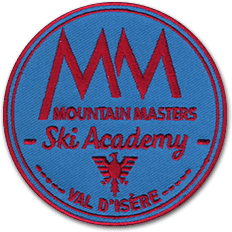 Ecusson brodé sur mesure de l'école de ski mountain masters. L'écusson bleu rond représente deux MM formant une montagne sous laquelle est écrit Mountain masters ski academy, et en dessous Val d'isère.