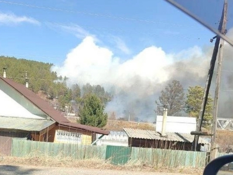 Изображение В пригороде Читы пожаром охвачены дома в дачном кооперативе и лес