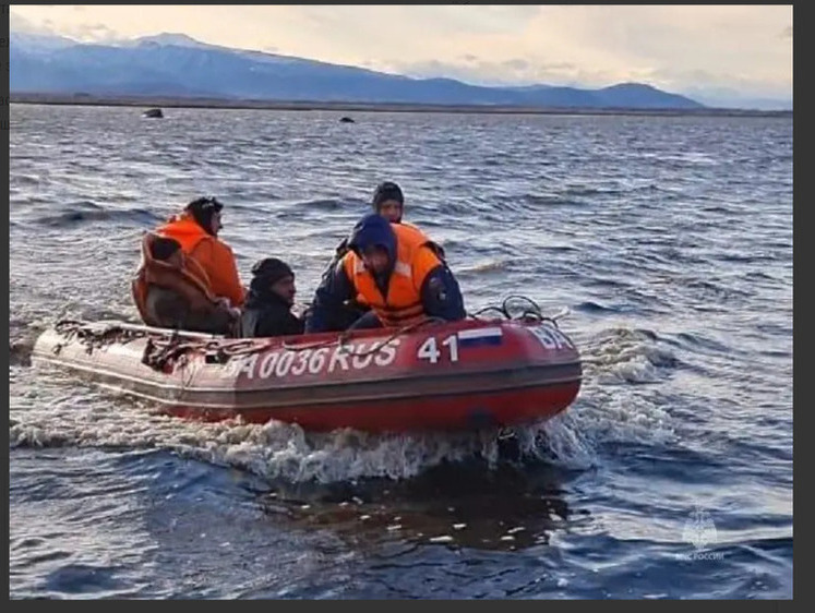 Изображение  На Камчатке перевернулась лодка с двумя рыбаками