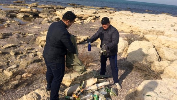 За два часа чиновники собрали 30 тонн мусора в Актау