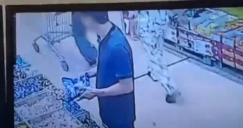 Телефон в конфетах обнаружил и унес мужчина в супермаркете Актау