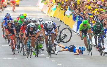 Les chutes sont nombreuses sur le Tour de France lors des arrivées au sprint/ LP§Matthieu de Martignac