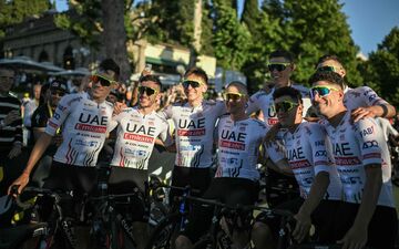 L'équipe UAE Team Emirates au complet avant le départ du Tour de France. Marco BERTORELLO / AFP.