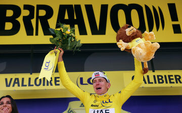 Tadej Pogacar s'empare du maillot jaune à l'issue de sa victoire sur la 4e étape du Tour de France. REUTERS/Molly Darlington