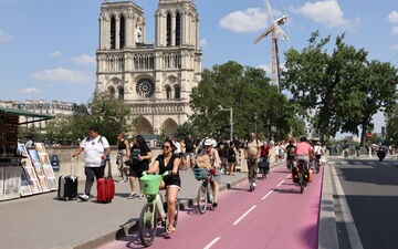 Dans Paris, les pistes du réseau cyclable olympique ont été peintes en rose. LP/Delphine Goldsztejn