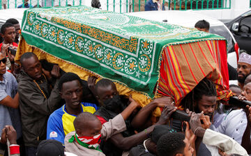 Les funérailles d'un jeune homme de 19 ans, tué alors qu'il participait à une manifestation contre le gouvernement, ont eu lieu vendredi à Nairobi. REUTERS/Monicah Mwangi