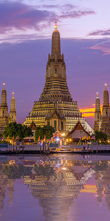 노을이 내려 앉은 태국 방콕의 왓아룬 사원