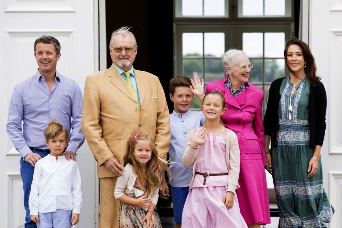 Die Aufname aus dem Jahr 2016 zeigt die dänische Königin Margrethe II. (2.v.r.), ihren Ehemann Prinz Henrik (3.v.l), ihr Sohn Kronprinz Frederik und seine Frau Kronprinzessin Mary mit ihren Kindern Prinz Vincent (l-r), Prinzessin Josephine, Prinz Christian und Prinzessin Isabella noch zu Lebzeiten Henriks (verstarb 2018).