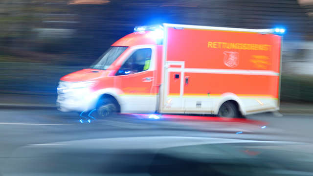 Zwei Autos krachen in Bayern zusammen: Drei Menschen schwer verletzt