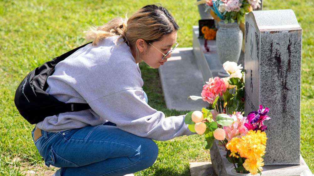 Mama sucht auf dem Friedhof nach Babynamen: Brillant oder makaber?