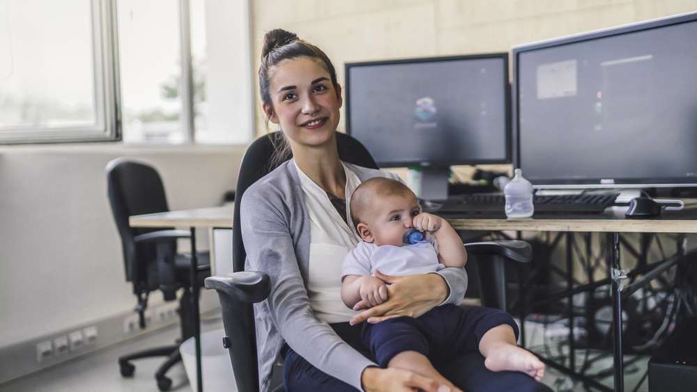Zusätzliches Einkommen mit Baby: Lohnt es sich, während der Elternzeit in einem Minijob zu arbeiten?