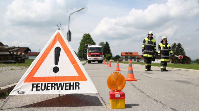 Nach Starkregen: Risse und Absenkung in der Straße - Verkehrsader nahe Wolfratshausen gesperrt 